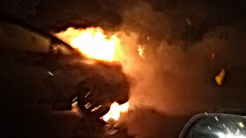 Auto se incendia en medio del puente Juan Pablo II tras accidente