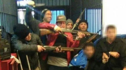 Motín deja tres policías rehenes: Reos exigen mejores condiciones de reclusión
