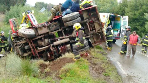 Al menos cuatro voluntarios resultan lesionados tras volcarse carro bomba