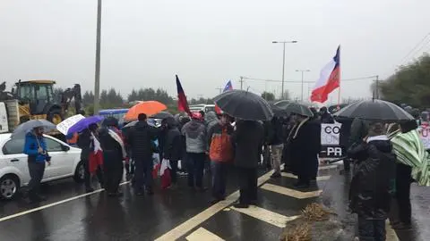Fuerte y claro: vecinos se tomaron Ruta 160 en contra del alza de peaje Chivilingo
