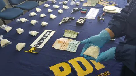 Hombre minusválido y una mujer fueron detenidos con casi 12 mil dosis de drogas en Talcahuano