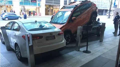 Epic Fail: Intentó estacionar vehículo de lujo y esto fue lo que causó