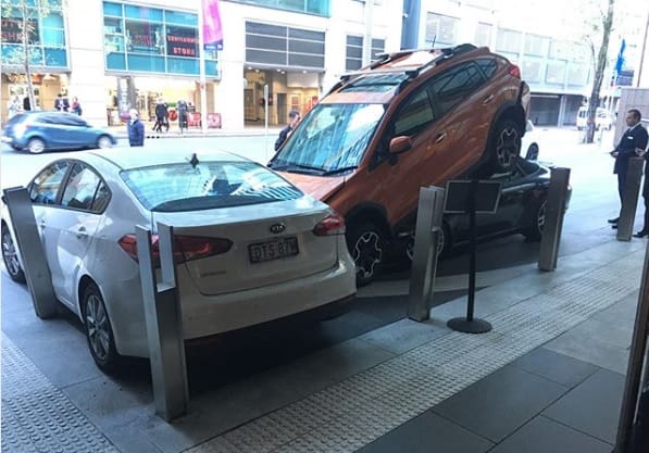 Epic Fail: Intentó estacionar vehículo de lujo y esto fue lo que causó