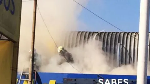 Incendio consume instalaciones de automotora en Concepción