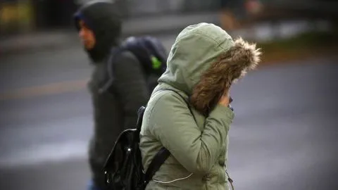 A sacar las parkas y gorros: declaran alerta temprana preventiva por sistema frontal frío