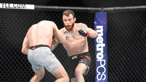Luchador de UFC se noquea a sí mismo intentando espectacular maniobra