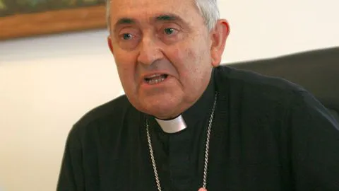 Obispo acusado de mantener vida de pareja con otro sacerdote