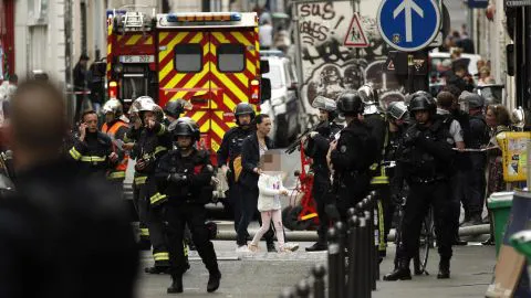 Un hombre armado retiene a tres personas en París
