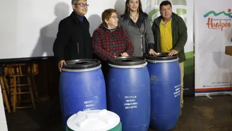 Locatarios gastronómicos de Caleta Lenga refuerzan el reciclaje de aceite y vidrio