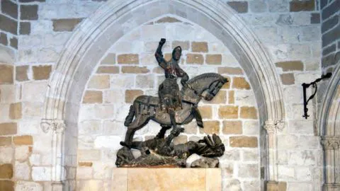 Maestro de artes restaura importante escultura del siglo XVI. El resultado es aterrador