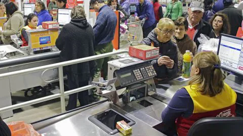 ¿Broma? Un hogar promedio gasta más de un millón mensual según el INE