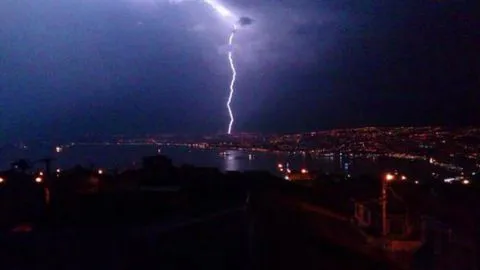 Rayo interrumpe partido de fútbol en Viña del Mar