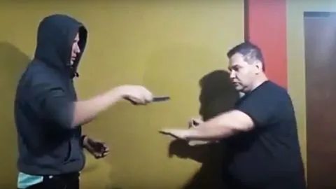 El peor tutorial en defensa personal que se convierte en viral