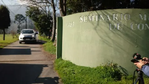 Ex seminaristas penquistas revelan ambiente que se vivía: “Yo aprendí a fumar y tomar ahí”