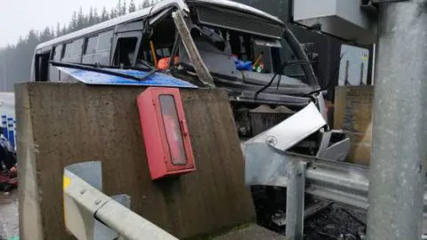 Hay heridos: Bus con pasajeros chocó con plaza de peaje en Curanilahue