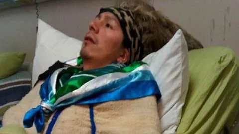 Trasladan durante la madrugada al machi Celestino Córdova desde el hospital hacia su rewe