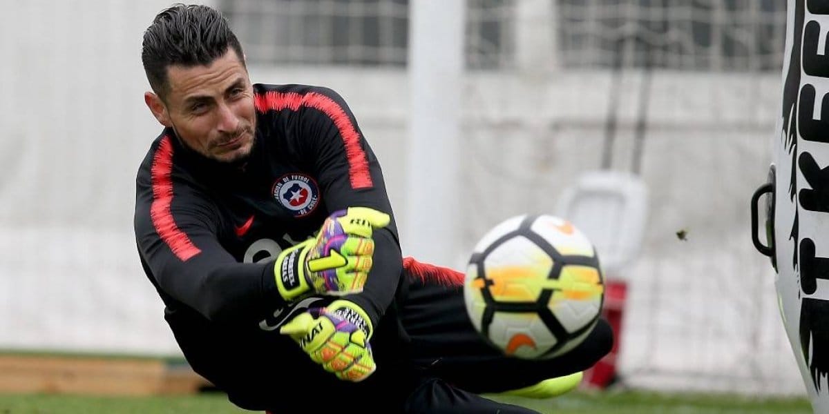 Gabriel Arias se mandó notable doble atajada en Racing