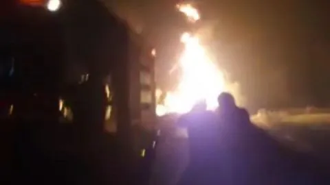 Giganstesco incendio se generó tras colisión entre dos camiones