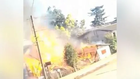 Impactante explosión en medio de incendio de una casa en Tomé