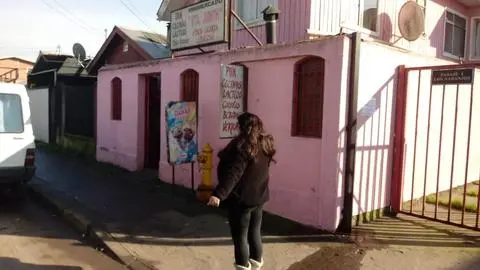 Cansados de las balaceras: locatarios construyeron muros y ahora deberán demoler