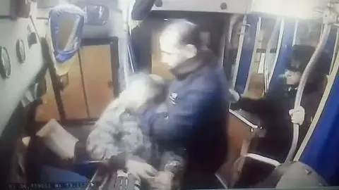 A patadas chofer bajó a delincuente que intentó robarle en su micro en Hualpén