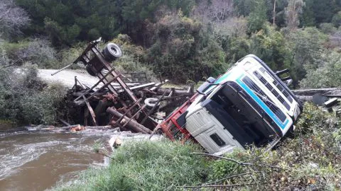 Puente cae sobre río Butamalal en Cañete cuando pasaba un camión
