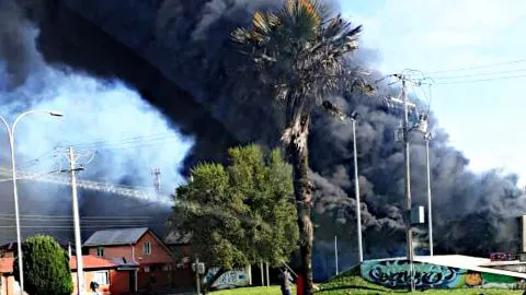Violento incendio consume bodega de conocido centro turístico de Lebu