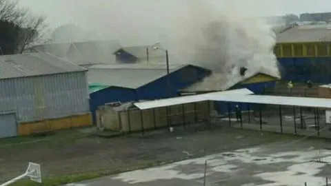 Incendio afecta a Escuela Rosita Renard de Coronel