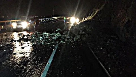 Derrumbes afectaron a la Ruta de la Madera durante intensas lluvias de este martes