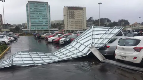 Cuatro vehículos resultan con daños tras voladura de techumbre en centro comercial