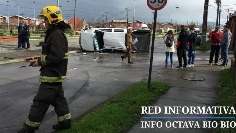 Tres personas resultan lesionadas tras el volcamiento de camioneta en Hualpén