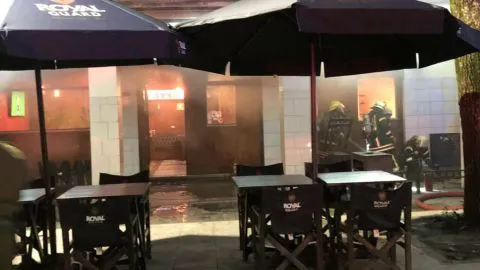 Evacúan locales de Plaza Perú tras incendio en cocina de restorán