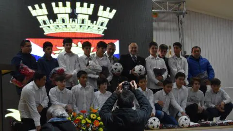 Arturo Vidal saluda a promesas del fútbol de Chiguayante que participarán en torneo internacional