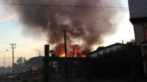 Vivienda es totalmente consumida por el fuego en Los Álamos