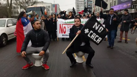 Sentado en un water en la plaza de Concepción: la protesta del alcalde de Cabrero contra planta de lodos