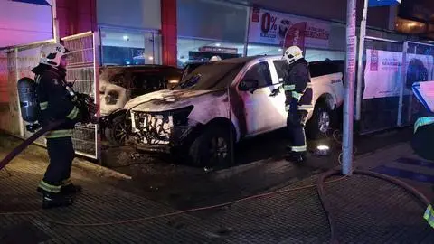 Captan momento exacto en que dos vehículos se queman en automotora en Concepción