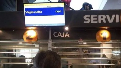 “Viejas Culiás”: El ofensivo mensaje en un monitor de sucursal Servipag
