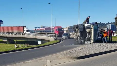 Conductor quedó atrapado tras volcarse camión a la altura de la Costanera