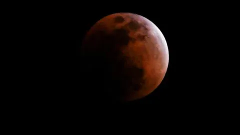 [VIVO] Espectacular eclipse: Luna de Sangre tiene a millones hechizados