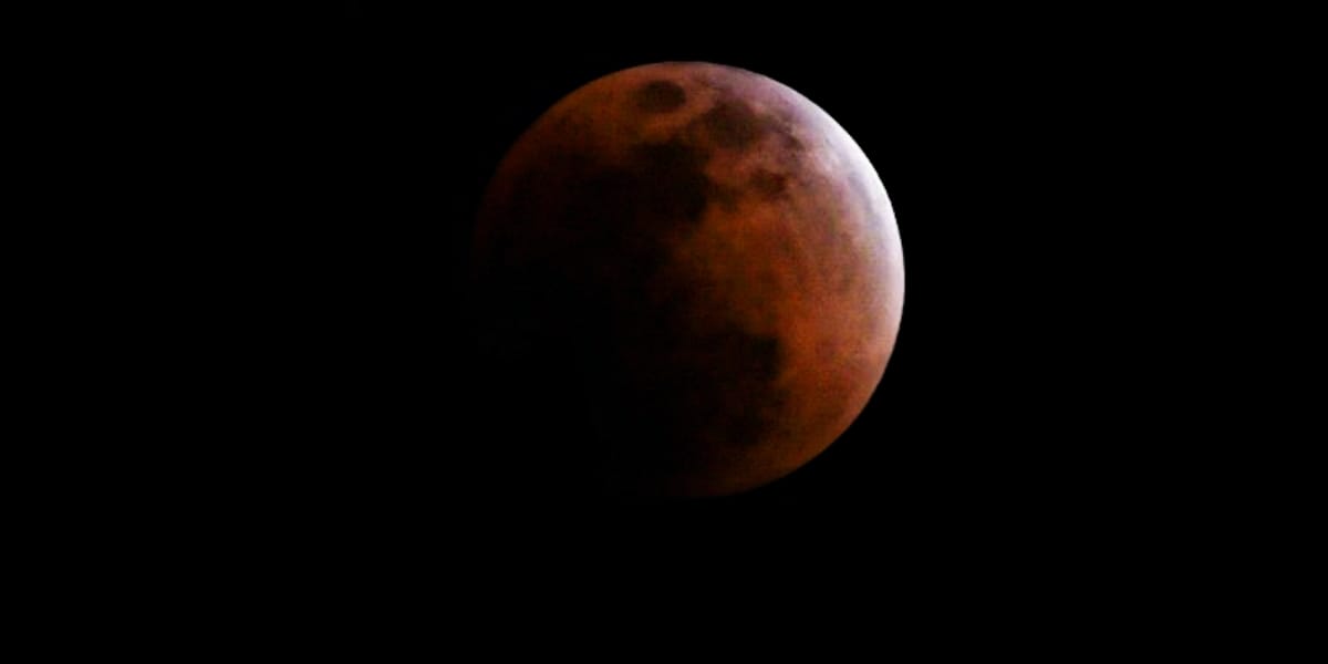 Descubren roca extraña en el lado oscuro de la luna