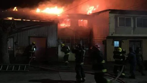Enorme incendio destruye tres inmuebles durante la madrugada en Lota