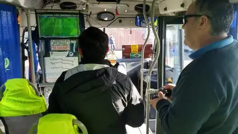 El entretenido viaje en microbús: Playstation para los pasajeros
