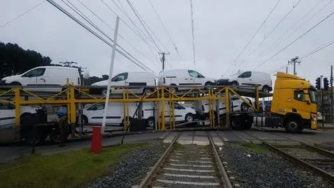 Camión quedó atrapado en plena línea ferrea en San Pedro de la Paz