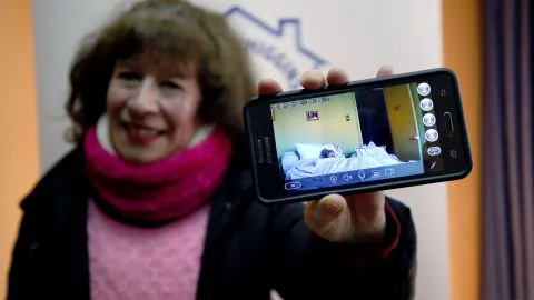 Cuidadores de postrados recibieron modernas cámaras de vigilancia en Concepción