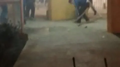 Vergonzosa batalla campal entre hinchadas rivales del Vial y el Conce en el basquetbol penquista