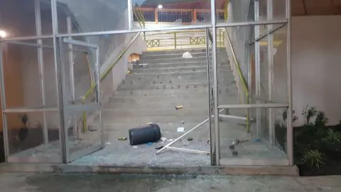 Así fue la batalla campal que causó pánico en partido de básquetbol