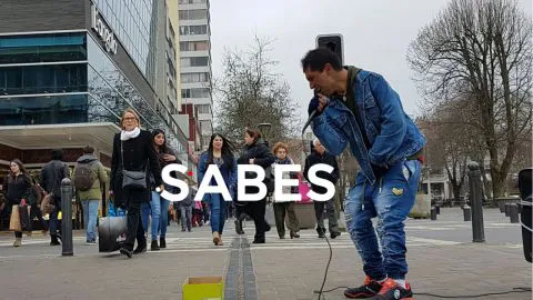 Singular cantante callejero de Concepción esconde desgarradora historia de rehabilitación