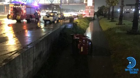 Auto se vuelca tras fuerte colisión en autopista Concepción-Talcahuano