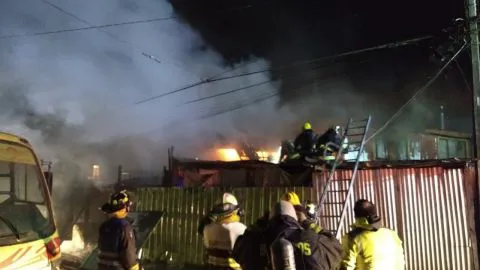 Incendio afecta a vivienda en sector Tucapel Bajo en Concepción