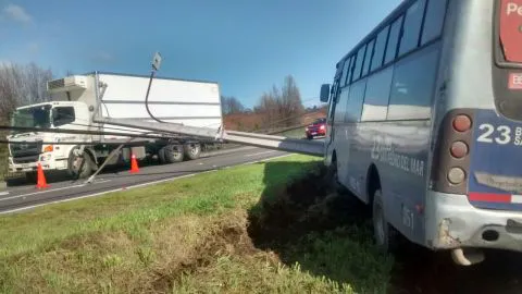 Gigantesco taco en Ruta 160 y corte de luz por choque de microbús con poste